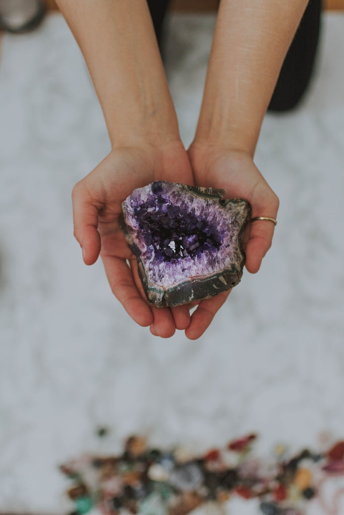 February Birthstone: Amethyst | Its properties And Buying Guide