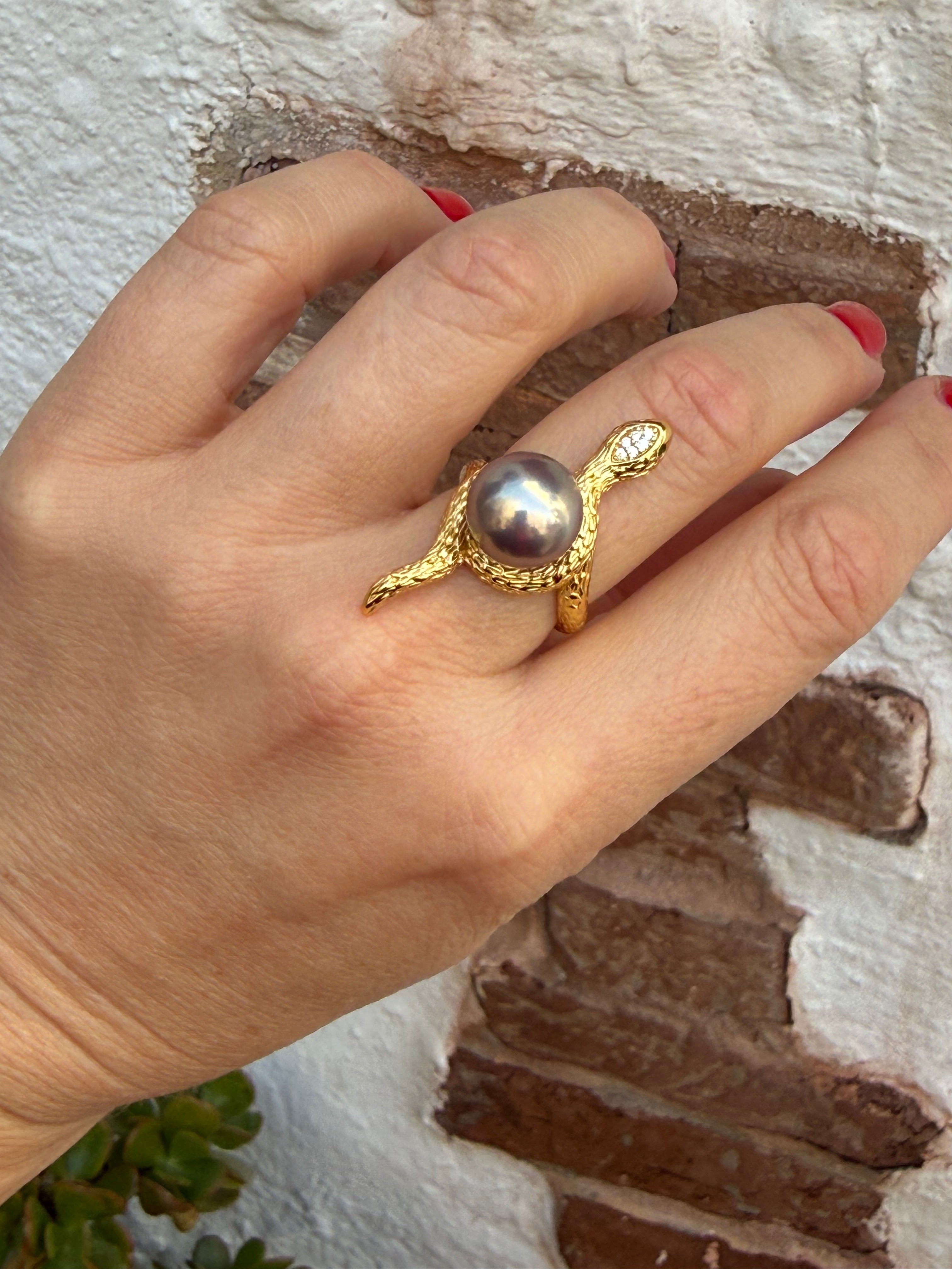 Snake Pearl Ring “Costa Noir”