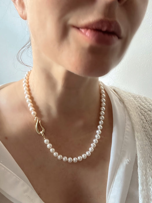 classic white pearl necklace 