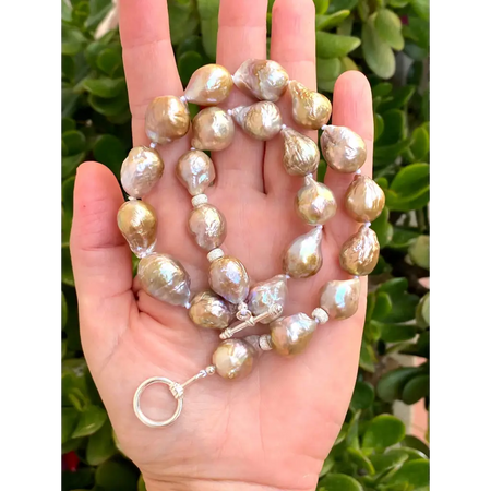 Baroque pearl necklace with silver toggle closure