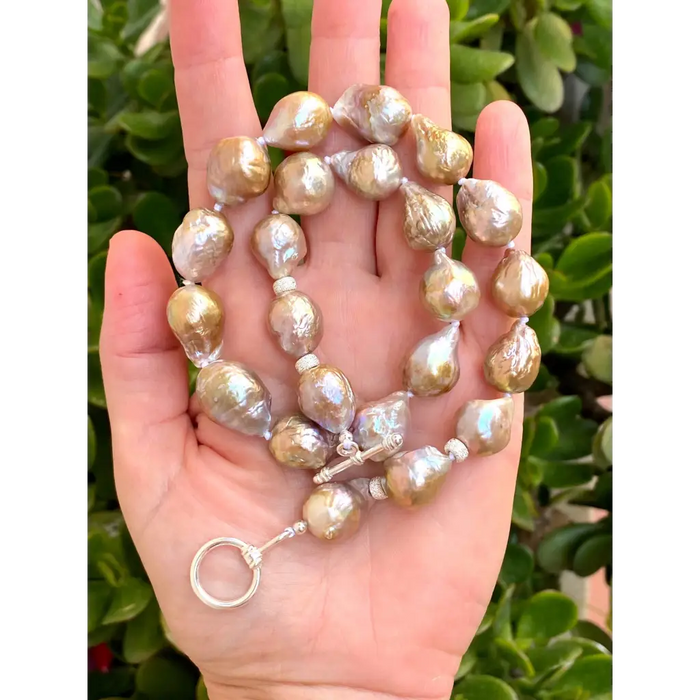 Baroque pearl necklace with silver toggle closure