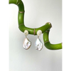 Bride pearl earrings Novia mismatched earrings with baroque