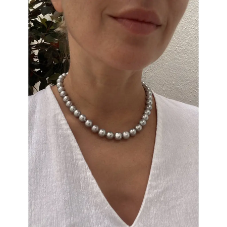 Grey round pearls classic necklace with magnetic closure