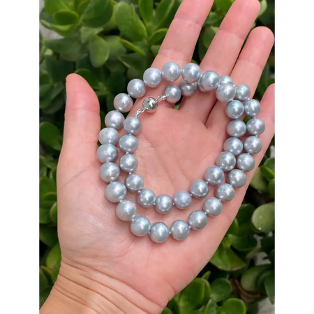 Grey round pearls classic necklace with magnetic closure