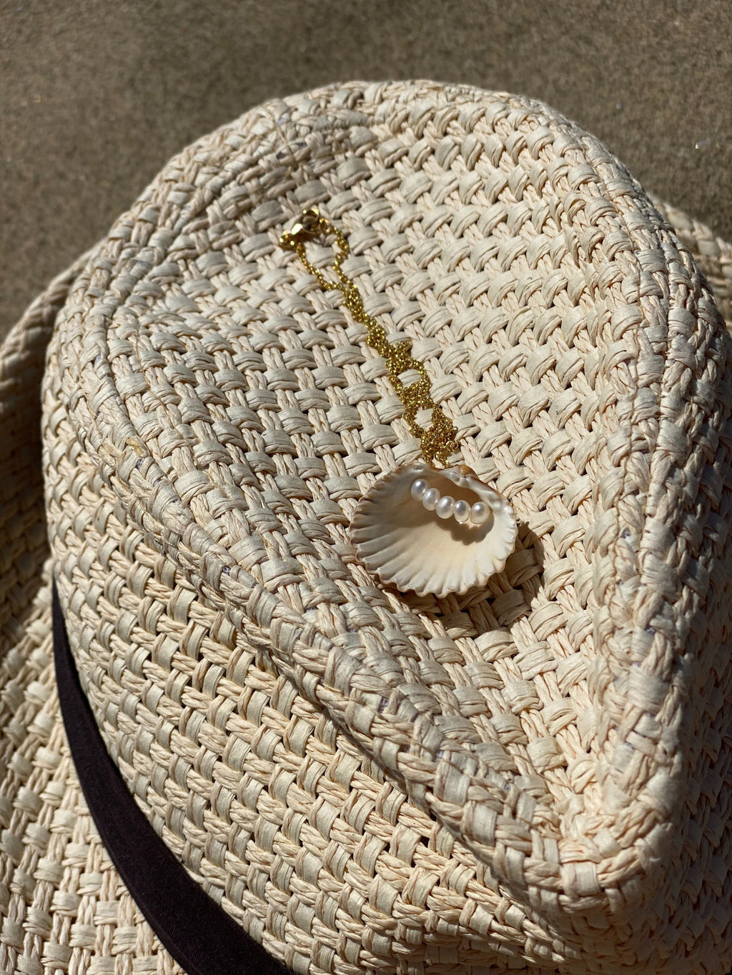 Real shell and mini pearls pendant on gold plated 925 silver chain.