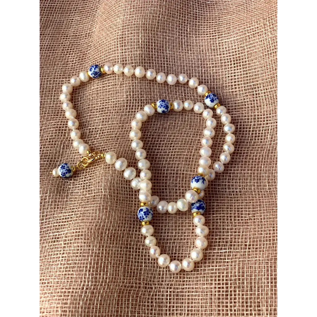 White natural pearls necklace with Chinese blue and white