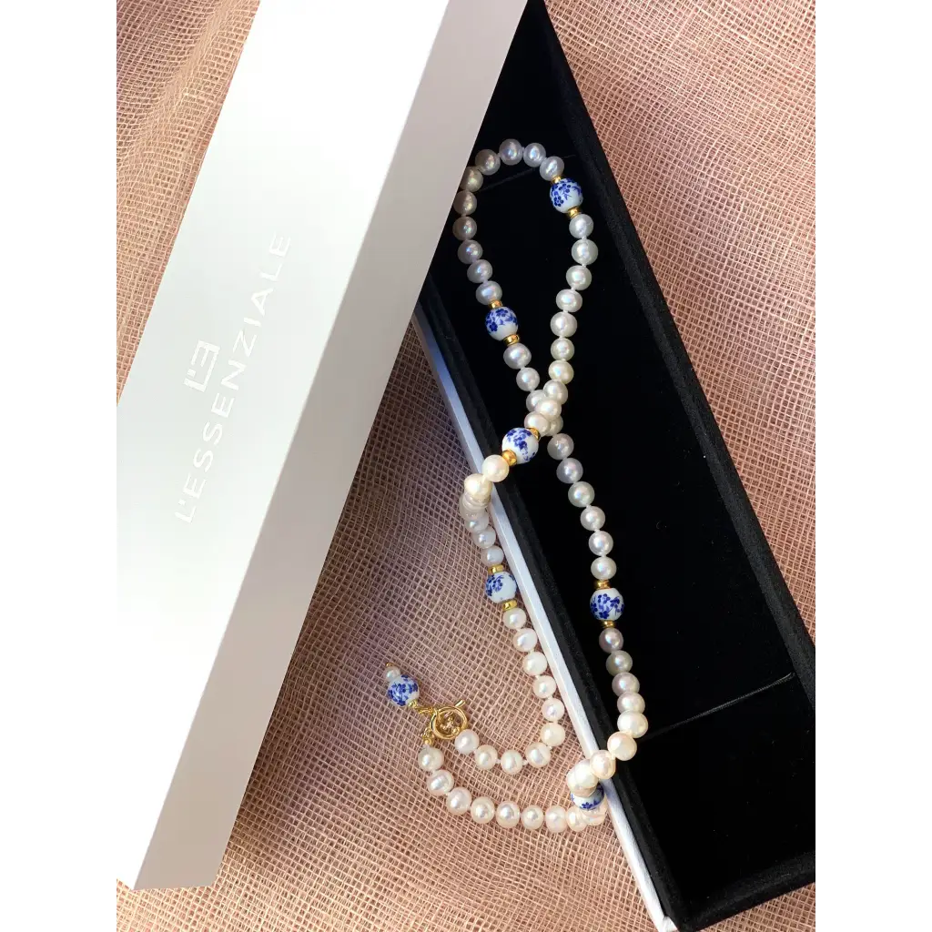 White natural pearls necklace with Chinese blue and white